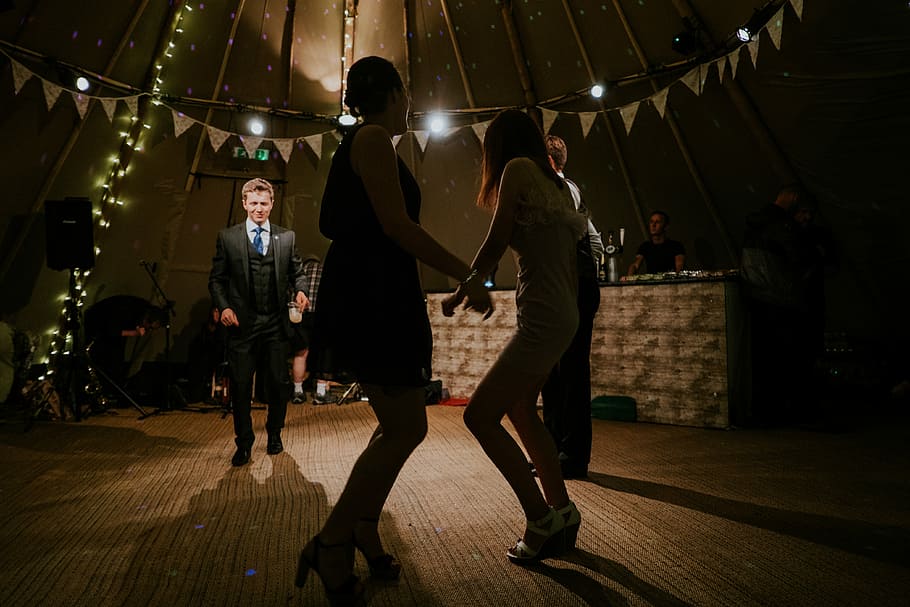 kvinde, mand dansende, Brun, beton, fortov, gruppe, folk danser, dansegulv, dans, telt, silhuet, mand, dekoration, mennesker, dragt, bar, sko, hæle, bryllup, dj, musik, gruppe af mennesker, nat, herrer, kunstkultur og underholdning, rigtige mennesker, fuld længde, Kvinder, belyst, voksen, ydeevne, livsstil, belysningsudstyr, fritidsaktivitet, menneskemængde, scene, scene - ydeevne plads, begivenhed, natteliv, 4K