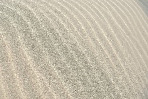 foto, grijs, dessertbodems, zand, patroon, Golf, structuur, zand achtergrond, wit, zand textuur, natuur abstract, achtergronden, getextureerde, volledig kader, materiaal, textiel, abstract, geen mensen, detailopname, land-, golfpatroon, landschap, natuur, hoge hoekmening, dag, strand, natuurlijk patroon, scenics - natuur, schoonheid in de natuur, woestijn, kalmte, droog klimaat, klimaat, 5K, CC0, publiek domein, royaltyvrij