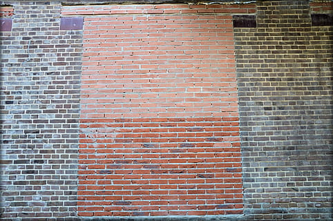 Wand, Stein, Backstein, alt, Neu, Zuhause, Haus, Reparatur, Mauerwerk, die Architektur, gebaute Struktur, Ziegelwand, Gebäudehülle, Wandbau - Funktion, Tag, Muster, keine Leute, Gebäude, Vollbild, Stadt, draußen, Hintergründe, Natur, Flachwinkelansicht, Fenster, rot, Wohngegend, 1080P, CC0, gemeinfrei, lizenzfrei