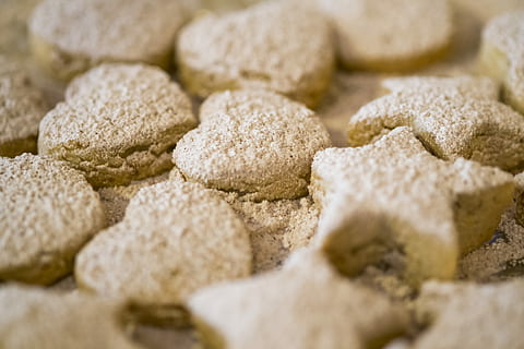 kjærlighet på stjerner, høre, stjerne, formet, bakverk, brød, kake, cookie, hjerte, kjeks, baking, mat, galatum, bakeri, kanel, cooky, valnøtt, mat og Drikke, stor gruppe gjenstander, innendørs, friskhet, søt mat, selektiv fokusering, nærbilde, sukker, ingen folk, søt, full ramme, velvære, overflod, studio skudd, bakt, matbit, spise sunt, hjerteform, frokost, 4K, CC0, offentlig domene, opphavsrett gratis