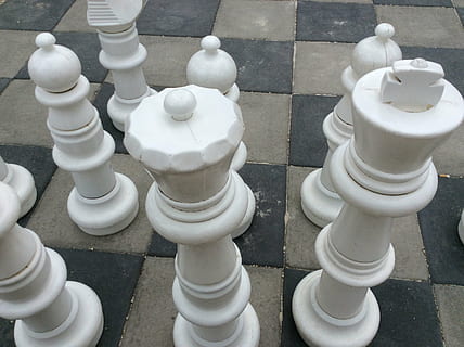 skak, projektledelse, rekruttering, udvikling, beskyttelse, ledelse, meddelelse, møde, strategi, plan, arbejdsplads, sæt, behandle, virksomhedernes, hold, fritidsspil, skakbrik, spil, brætspil, høj vinkel visning, fritidsaktivitet, hvid farve, lempelse, skakbræt, kontrolleret mønster, kunstkultur og underholdning, ridder - skak stykke, ingen mennesker, tæt på, dag, mønster, bonde - skak stykke, konge-skak stykke, dronning - skak stykke, 2K, CC0, offentligt domæne, royaltyfrie