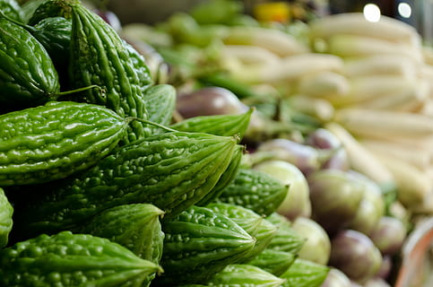 tæt på, Foto, assorteret, vegetabilsk parti, bitter melon, squash, centnergraeskar, grøntsag, Asien, bønder marked, frisk, organisk, marked, købmand, grøn, naturlig, sund og rask, mad, friskhed, sund kost, Vegetarmad, grøn farve, mad og drikke, velvære, stor gruppe af objekter, ingen mennesker, detail, overflod, valg, rå fødevarer, selektiv fokusering, markedsbod, dag, variation, landmandens marked, moden, forbrugerisme, 5K, CC0, offentligt domæne, royaltyfrie