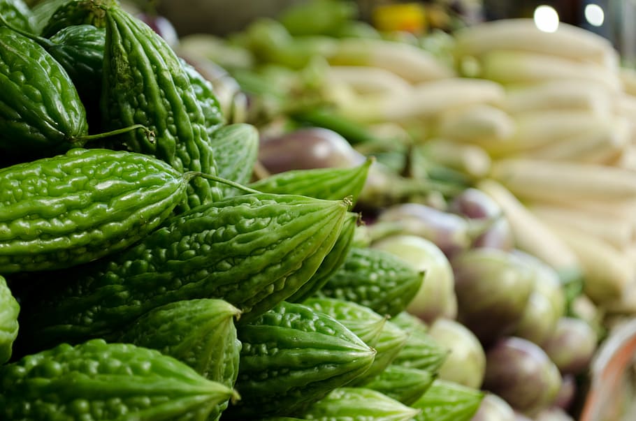 primer pla, foto, assortit, lot de vegetals, meló amarg, Carabasseta, carbassa, vegetals, asia, mercat de grangers, fresc, orgànic, mercat, botiga de queviures, verd, natural, saludable, menjar, frescor, alimentació saludable, menjar vegetarià, color verd, menjar i beguda, benestar, gran grup d'objectes, cap gent, venda al detall, abundància, elecció, aliments crus, enfocament selectiu, Paradeta, dia, variació, madur, consumisme, 5K