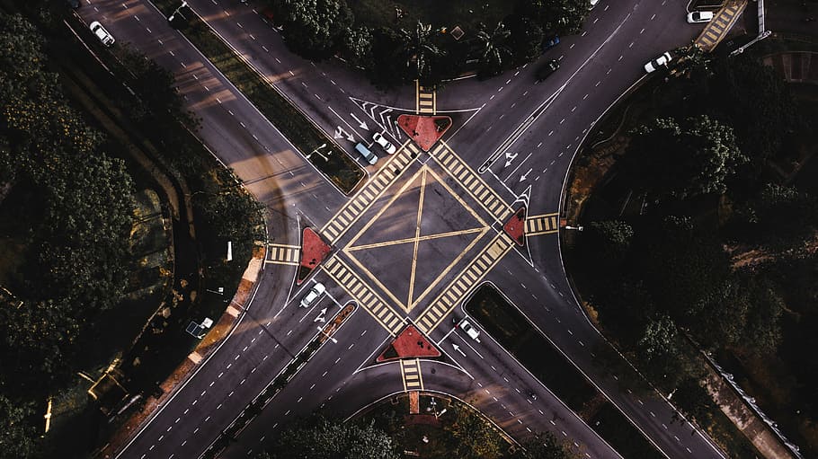 fugleperspektiv, asfaltvej, fugl, øjenfotografering, gade, overfart, vejkryds, drone, antenne, by-, by, korsvej, vej, bil, junction, arkitektur, høj vinkel visning, bygget struktur, nat, ingen mennesker, skilt, symbol, transportmidler, belyst, luftfoto, træ, mærkning, vejmærkning, natur, udendørs, plante, bygning udvendig, 4K