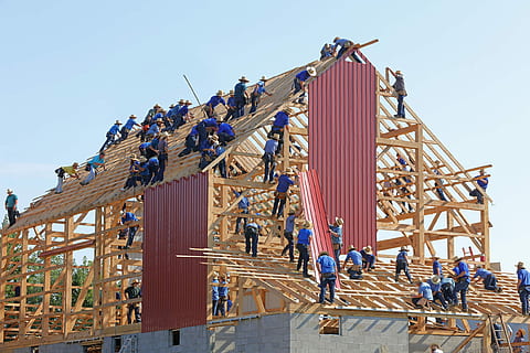 estrutura de construção de pessoas, dia, construção, equipe, grupo, azul, grupo de pessoas, arquitetura, céu, céu limpo, homens, pessoas reais, grande grupo de pessoas, multidão, estrutura construída, natureza, visão de baixo ângulo, adulto, ensolarado, mulheres, ao ar livre, guindaste - maquinaria de construço, máquinas, palco, 1080P, CC0, domínio público, royalty free