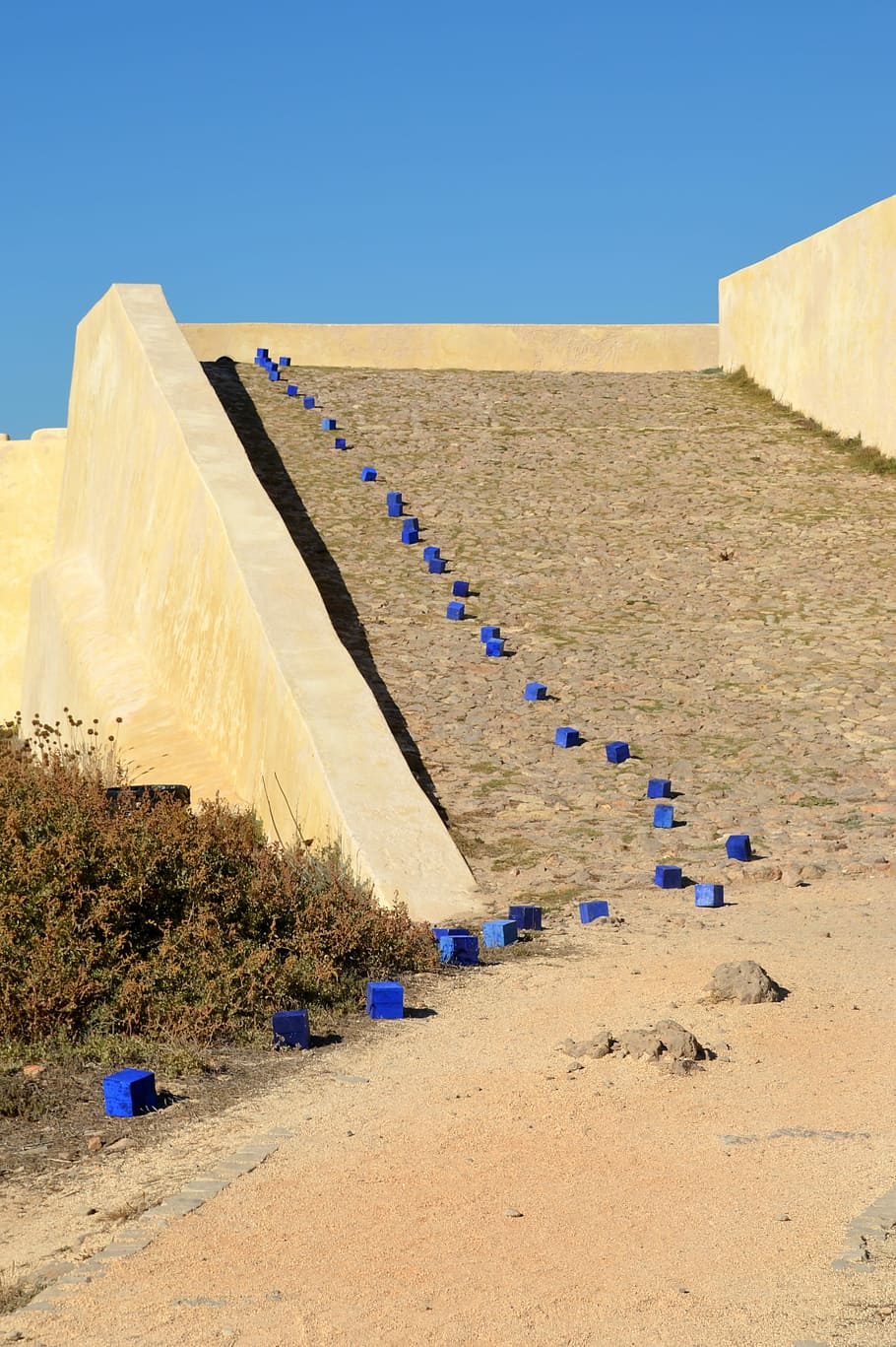blå, terning, sten-, kunstværk, himmel, kunst, blå, terning, gradvist, ørken, bygget struktur, sand, arkitektur, pyramide, skyfri himmel, natur, jord, dag, sollys, ingen mennesker, plante, i en række, bygning udvendig, udendørs, rolig scene, scenics - natur, historie, ro, fortiden, klima, gamle civilisation, tørt klima, 4K