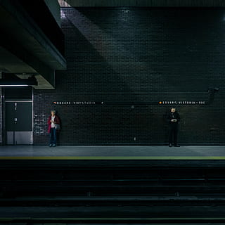 deux, homme, femme, permanent, devant, noir, bâtiment, scène, Plate-forme, transport, attendre, la patience, timing, de mauvaise humeur, sombre, foncé, personnes, station de métro, architecture, Vrais gens, structure construite, Hommes, gare de chemin de fer, toute la longueur, transport public, modes de vie, Transport ferroviaire, la communication, deux personnes, quai de la gare, ville, lien, en marchant, métro, 2K, CC0, domaine public, libre de droits