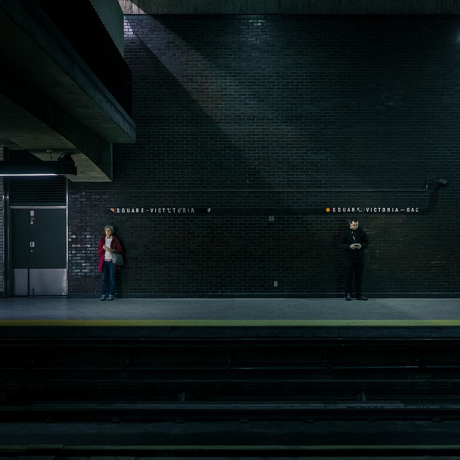 to, mand, kvinde, stående, foran, sort, bygning, scene, platform, transportere, vente, tålmodighed, timing, humørsyg, dyster, mørk, mennesker, metrostation, arkitektur, rigtige mennesker, bygget struktur, herrer, jernbanestation, transportmidler, fuld længde, offentlig transport, livsstil, jernbanetransport, meddelelse, to personer, jernbanestation platform, by, forbindelse, gå, undergrundsbane, venter, 2K