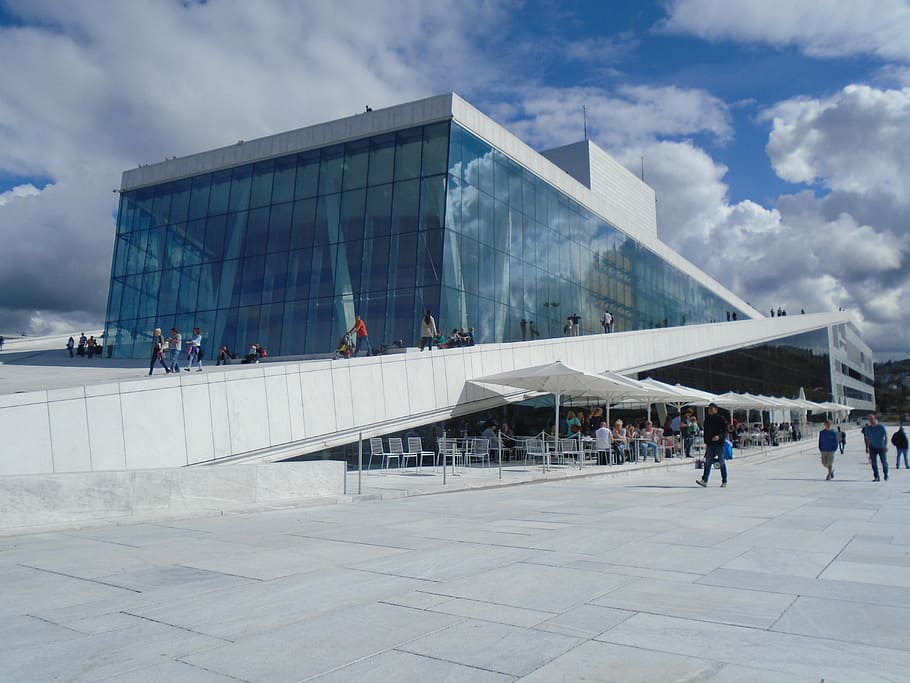 òpera, oslo, ar, arquitectura, noruega, gran grup de persones, estructura construïda, modern, gent, núvol - cel, grup de persones, multitud, exterior de l'edifici, viatjar, persones reals, dia, turisme, ciutat, destinacions de viatge, homes, dones, estils de vida, cel, adult, a l'aire lliure, 5K