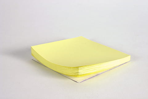 jaune, papiers à notes, blanc, surface, cartes, Remarques, des autocollants, post-it, isolé, prise de vue en studio, papier, à l'intérieur, espace de copie, note adhésive, Remarque, personne, fond blanc, nature morte, objet unique, rappel, fournitures de bureau, simplicité, fermer, coupé, vue grand angle, la créativité, Bureau, bloc note, 2K, CC0, domaine public, libre de droits