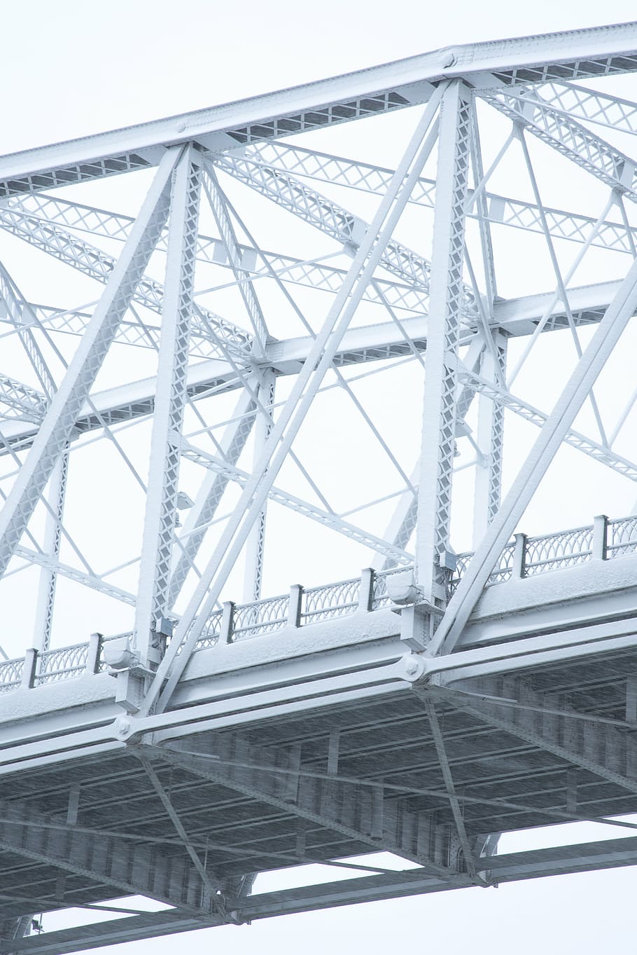 fotografia d'angle baix, blanc, pont de bigues, arquitectura, edifici, infraestructura, estructura, pont, estructura construïda, transport, connexió, pont - estructura feta per l'home, cap gent, dia, metall, vista d’angle baix, a l'aire lliure, naturalesa, viatjar, exterior de l'edifici, patró, temperatura de fred, ciutat, manera de transport, sostre, viga, 5K