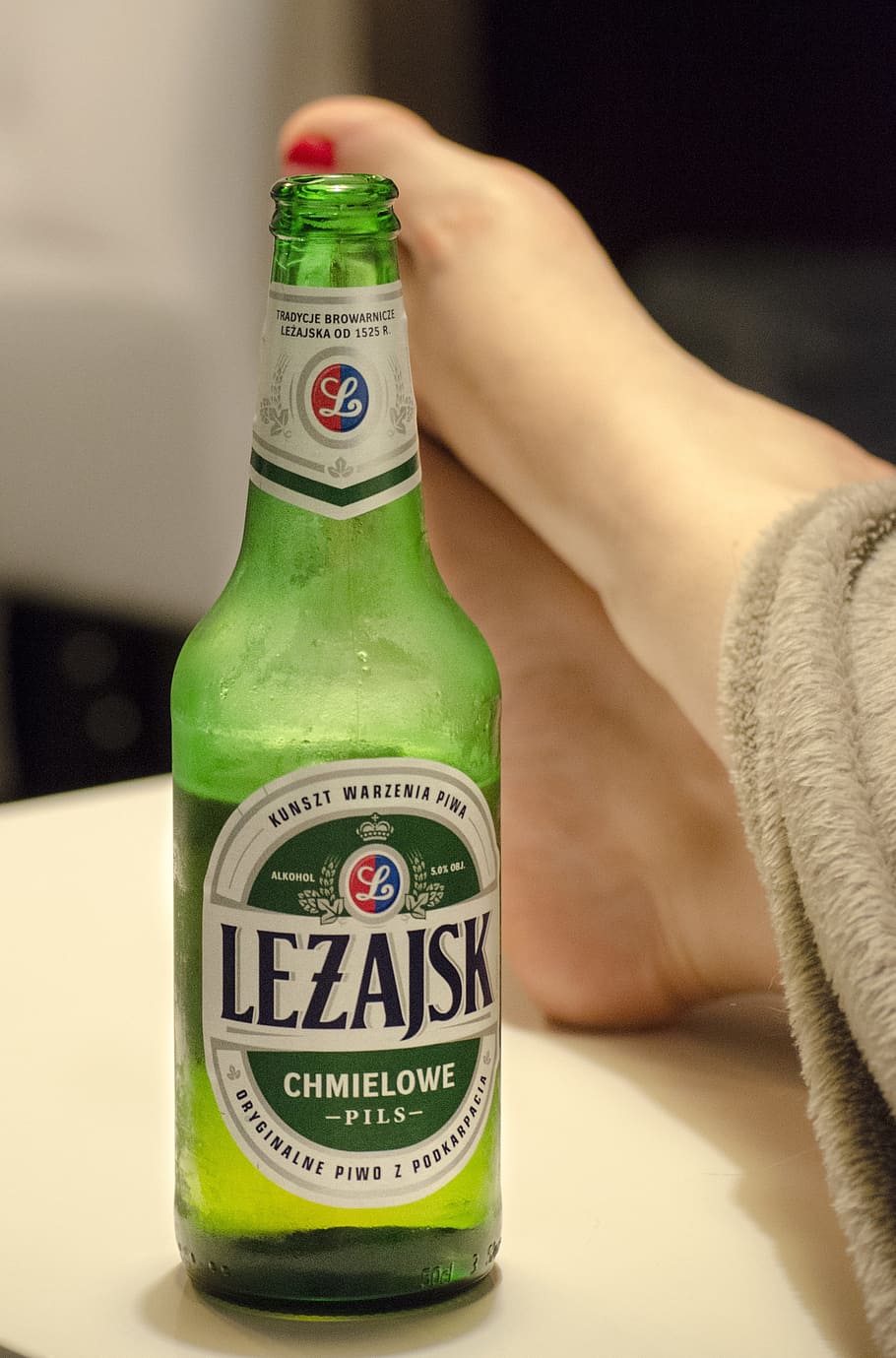 cervesa, fred, alcohol, refrescant, congelat, refresc, ampolla, clar, cervesa freda, relaxació, glàndules, contenidor, a l'interior, centrar-se en primer pla, text, comunicació, guió occidental, part del cos humà, menjar i beguda, beure, primer pla, mà humana, una persona, mà, color verd, nombre, menjar, dit, 2K