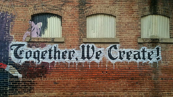 juntos, ¡crear!, pintura mural, crear, pared, ladrillos, pintura, citas, extractos, escritura, aerografiado, pintar, grafiti, vandalismo, juntos creamos, tipografía, paredes, todavía, pared de ladrillo, ventana, exterior del edificio, pared - característica de la construcción, obturador, arquitectura, día, nadie, estructura construida, al aire libre, ladrillo, texto, escritura occidental, comunicación, edificio, pintada, firmar, ciudad, fotograma completo, letra mayúscula, mensaje, 2K, CC0, dominio público, libre de derechos