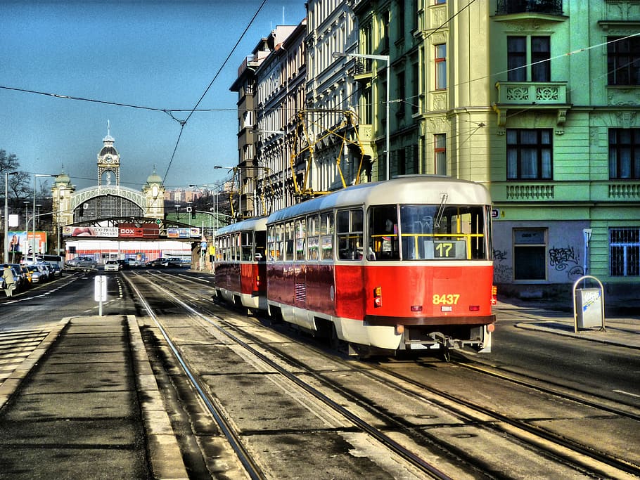 tramvia a la carretera, rail, praga, tren electro, txec, europa, carretera, urbà, arquitectura, exterior de l'edifici, estructura construïda, vies del ferrocarril, manera de transport, transport per ferrocarril, transport, pista, ciutat, transport públic, telefèric, edifici, dia, viatjar, naturalesa, a l'aire lliure, persones incidentals, tren, cel, vida de ciutat, 4K