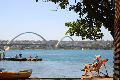 sightseeing da cidade da ponte, pessoa, sentado, corpo, agua, ponte, cidade, lago, cadeira, árvore, céu, natureza, céu limpo, arquitetura, transporte, plantar, destinos de viagem, embarcação náutica, dia, mar, estrutura construída, atividade de lazer, assento, Férias, relaxamento, viagem, ao ar livre, 4K, CC0, domínio público, royalty free