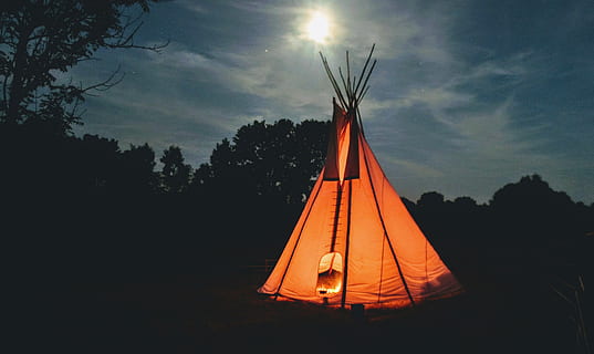 beige, hatt, träd, nattetid, teepee, tee-pee, tipis, tält, indisk, indianerna, camping, himmel, moln - himmel, växt, natur, upplyst, inget folk, orange färg, utomhus, skymning, tillväxt, solnedgång, mörk, natt, arkitektur, silhuett, lysande, fält, 4K, CC0, offentligt domän, royaltyfria