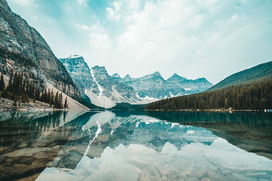 Landschaftsfotografie, schneebedeckt, Berge, Grün, Laubbäume, neben, Fluss, tagsüber, See, Reflexion, Landschaft, szenisch, See Reflexion, Berg, Baum, Wald, Kanada, felsig, alberta, Moränensee, Wasser, Szenen - Natur, Himmel, Schönheit in der Natur, ruhige Szene, Ruhe, Gebirge, wolke - himmel, Natur, Tag, Umgebung, idyllisch, Nicht-städtische Szene, Fernbedienung, keine Leute, draußen, schneebedeckter Berg, Formation, 5K