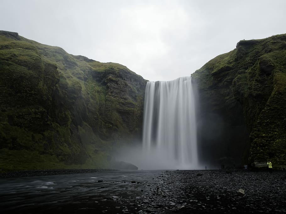 skogafoss falls, Iceland, foto del timelapse, cau, cascada, boira, riu, llac, aigua, muntanya, turó, rock, penya-segat, núvol, Islandia, paisatge, escenics - natura, bellesa a la natura, medi ambient, moviment, exposició llarga, escena no urbana, naturalesa, aigua que flueix, moviment borrós, cap gent, que flueix, viatjar, destinacions de viatge, terra, poder a la natura, a l'aire lliure, selva tropical, rierol: aigua que flueix, 4K