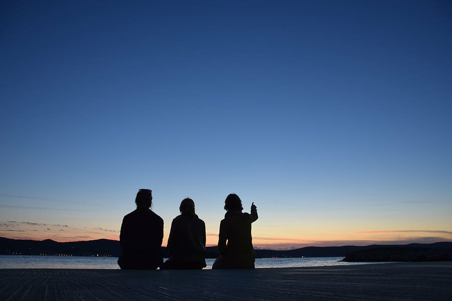 posta de sol, silueta, paisatge, Sol ponent, Croàcia, cel, grup de persones, homes, persones reals, bellesa a la natura, unió, aigua, activitat d'oci, estils de vida, naturalesa, còpia espai, amistat, assegut, mar, dones, gent, vista del darrere, a l'aire lliure, 5K