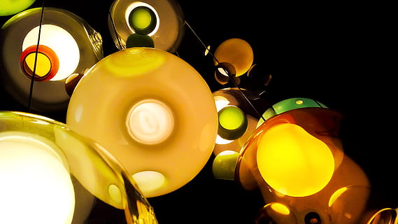 lampe, lys, belysning, lysestage, mørke, rød, loftslampe, teknologi, spotlight, rumbelysning, gul, ingen mennesker, belyst, tæt på, nat, belysningsudstyr, udendørs, lav vinkel visning, glødende, stilleben, natur, geometrisk form, stor gruppe af objekter, studio skud, linseflare, udstyr, multi farvet, gruppe af objekter, 2K, CC0, offentligt domæne, royaltyfrie