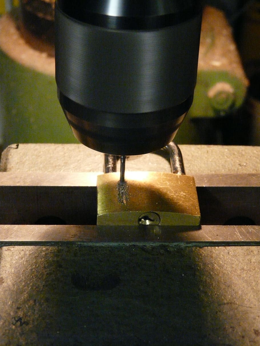 trepant, fresadora, perforació, fresat, metall, gravat, taller, eina, castell, vici, eina de treball, indústria, fabricació, acer, calor - temperatura, primer pla, a l'interior, maquinària, equipament, cap gent, centrar-se en primer pla, natura morta, preparació, material de fusta, tecnologia, part de la màquina, dia, menjar i beguda, moviment, naturalesa, indústria del metall, color plata, 2K