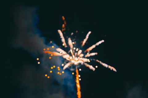 focuri de artificii, noros, cer, portocale, alb, foc de artificii, noapte, întuneric, negru, lumini, mişcare, celebrare, iluminat, explodează, arta culturii și divertismentului, eveniment, nici o persoana, foc de artificii - obiect de om, luminos, natură, în aer liber, a închide, expunere lungă, sclipire, mișcare încețoșată, să se concentreze asupra primelor elemente, scântei, Anul Nou, Fundal negru, 4K, CC0, domeniu public, fără drepturi de autor