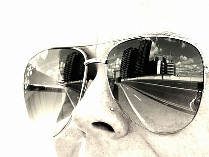cielo, occhiali da sole, nuvole, edifici, cromo, avvicinamento, design, viso, oggetti di vetro, autostrada, riflessi, splendente, viaggio, indossare, nessuno, mezzi di trasporto, modo di trasporto, giorno, metallo, riflessione, all'aperto, veicolo terrestre, auto, in stile retrò, natura, veicolo a motore, struttura costruita, architettura, città, semplicità, bicchieri, storia, color argento, 5K, CC0, dominio pubblico, privo di copyright