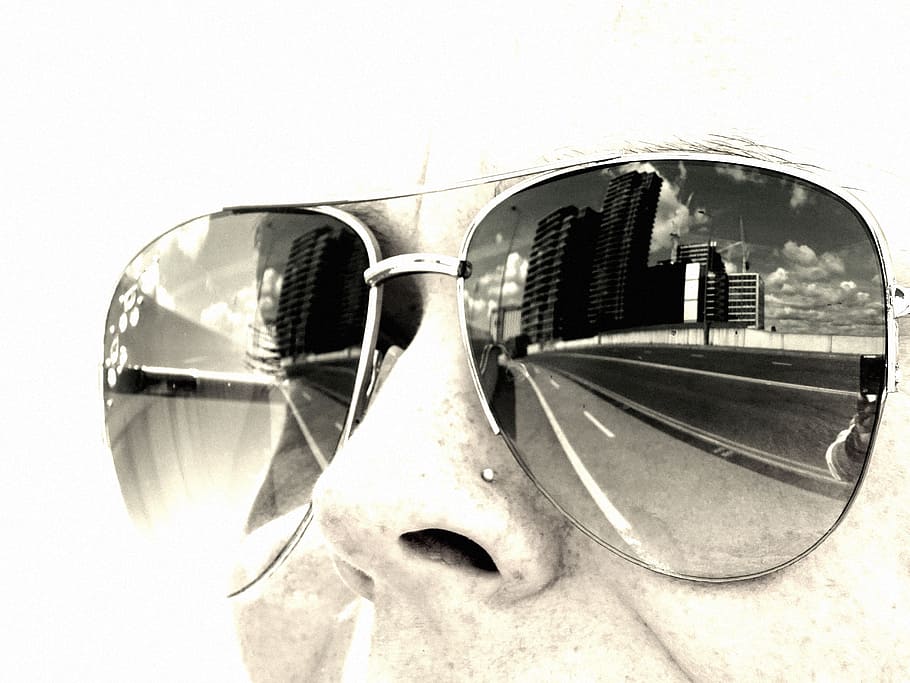 cielo, occhiali da sole, nuvole, edifici, cromo, avvicinamento, design, viso, oggetti di vetro, autostrada, riflessi, splendente, viaggio, indossare, nessuno, mezzi di trasporto, modo di trasporto, giorno, metallo, riflessione, all'aperto, veicolo terrestre, auto, in stile retrò, natura, veicolo a motore, struttura costruita, architettura, città, semplicità, bicchieri, storia, color argento, 5K