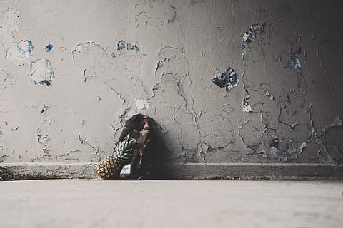 pinya, motxilla, pis, wal, fruita de pinya, gris, pintat, paret, abandonat, pintura esquerdada, ombra, vell, concret, accessori, viatjar, fruita, bossa, urbex, pintura descascarillada, una persona, funció de construcció de parets, persones reals, longitud completa, vista frontal, arquitectura, estils de vida, dia, estructura construïda, emoció, activitat d'oci, adult jove, tristesa, a l'aire lliure, adult, dones, depressió - tristesa, assegut, roba calenta, temes socials, 5K, CC0, domini públic, lliure de regalies