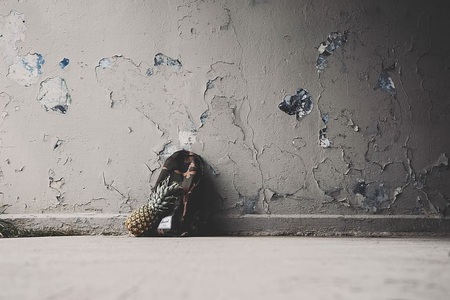 pinya, motxilla, pis, wal, fruita de pinya, gris, pintat, paret, abandonat, pintura esquerdada, ombra, vell, concret, accessori, viatjar, fruita, bossa, urbex, pintura descascarillada, una persona, funció de construcció de parets, persones reals, longitud completa, vista frontal, arquitectura, estils de vida, dia, estructura construïda, emoció, activitat d'oci, adult jove, tristesa, a l'aire lliure, adult, dones, depressió - tristesa, assegut, roba calenta, temes socials, 5K