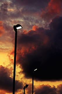 černá post světla, podsvícený, mraky, zataženo, temný, svítání, soumrak, elektřina, energie, večer, ponurý, lampy, světla, venku, Napájení, silueta, nebe, ulice, západ slunce, mrak - nebe, osvětlovací zařízení, nízký úhel pohledu, pouliční osvětlení, Příroda, nikdo, oranžová barva, dramatická obloha, světlo, pól, svítí, krása v přírodě, scenics - příroda, elektrická lampa, 5K, CC0, veřejná doména, bez autorských práv