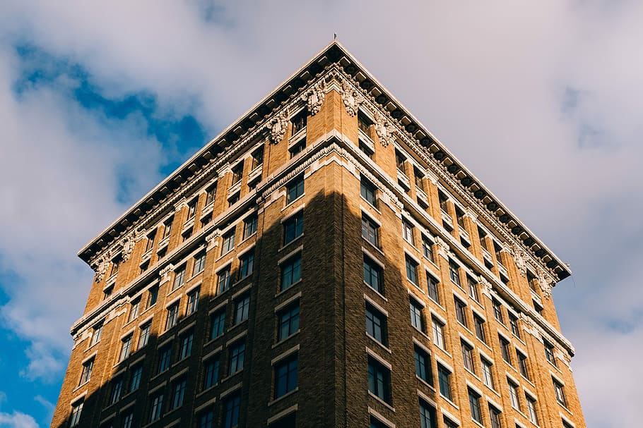 nízký, úhlové fotografování, budova, zataženo, nebe, během dne, pohled zespoda, beton, mrak, stín, slunečního světla, architektura, exteriér budovy, stavba, okno, město, mrak - nebe, Příroda, nikdo, nízký úhel pohledu, věž, podnikání, Dějiny, minulost, rezidenční čtvrti, kancelář, den, kancelářská budova exteriér, fasáda, byt, mrakodrap, 4K