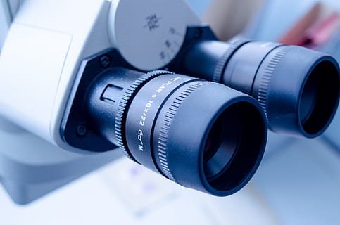 zwart, wit, microscoop lenzen, laboratorium, blauw, achtergrond, detailopname, micro, niemand, microscopie, medisch, uitzicht, gereedschap, studie, concept, leven, symbool, studio, biotechnologie, ontdekking, grijs, technologie, geneeskunde, uitrusting, wetenschappelijk, voorwerp, Onderzoek, lens - oog, wetenschappelijk experiment, lens - optisch instrument, gezondheidszorg en medicijnen, wetenschap, binnenshuis, veiligheid, optisch instrument, fotografie thema's, bescherming, analyseren, opleiding, geen mensen, focus op de voorgrond, op zoek, 1080P, CC0, publiek domein, royaltyvrij
