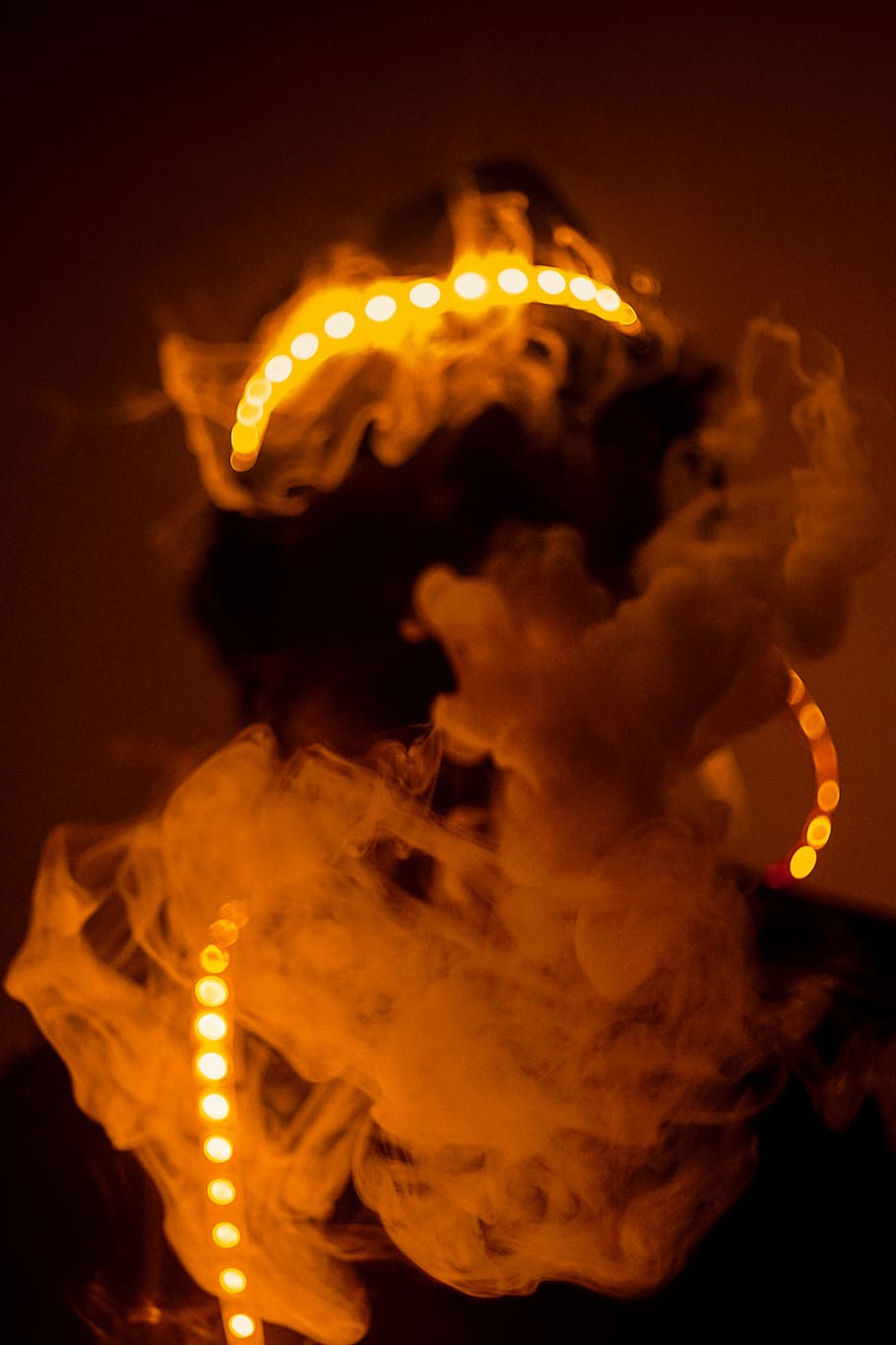 vaping prince arab, fotografia de primer pla, fum, llum, color, llum de corda, llums de fades, taronja, príncep, vape, cremant, foc, flama, calor - temperatura, moviment, foc - fenomen natural, primer pla, cap gent, a l'interior, fons negre, tir de l'estudi, groc, senyal d'advertència, signe, il·luminat, color taronja, nit, fum - estructura física, naturalesa, 5K