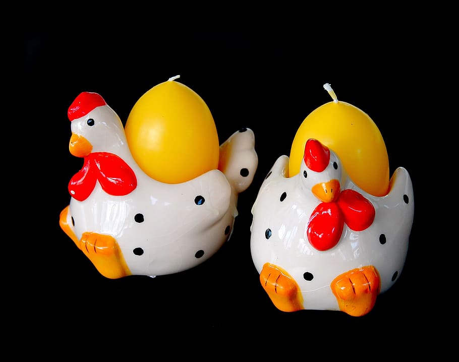 gallines, ornaments de pasqua, Pasqua, decoració, porcellana, llum, ous, tir de l'estudi, fons negre, a l'interior, representació, representació animal, cap gent, primer pla, grup d'objectes, vermell, ànec de goma, animal, gran grup d'objectes, natura morta, tallar, sort, menjar, riquesa, emoció, creativitat, inversió, 2K