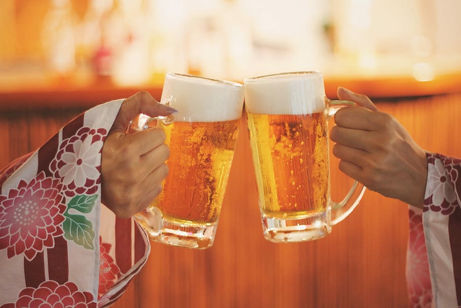 dos, persona, celebració, tasses de cervesa alegres, aclamacions, cervesa, tasses, cervesa - alcohol, alcohol, beure, lager, pub, got de cervesa, got de pinta, oktoberfest, copa, cultura alemanya, cerveseria, gent, guarnició de cervesa, baviera, munich, a l'interior, beguda espumosa, primer pla, Alemanya, homes, menjar i beguda, part del cos humà, refresc, vidre, mà humana, mà, brindis de celebració, equipament per a la llar, adult, dues persones, somrient, unió, 1080P