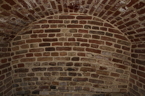 væg, mursten, baggrund, mursten baggrund, middelalderen, fæstning, buegang, murbygningsfunktion, baggrunde, gammel, murstens væg, arkitektur, mønster, snavset, arkitektur og bygninger, stenmateriale, historie, tekstureret, bygget struktur, fuld ramme, ingen mennesker, fortiden, indendørs, design, solid, geometrisk form, form, lav vinkel visning, tekstureret effekt, loft, udsmykkede, 5K, CC0, offentligt domæne, royaltyfrie