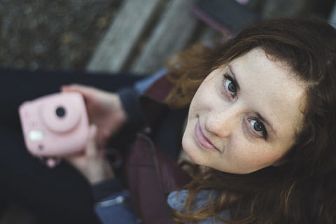 donna, indossare, Marrone, giacca di pelle, detenzione, rosa, telecamera, fotocamera instax, donne, macchina fotografica - attrezzatura fotografica, persone, una persona, all'aperto, femmine, etnia caucasica, Fotografare, giovane adulto, adulto, bellissimo, fotografo, stili di vita, bellezza, giovani donne, colpo alla testa, guardando la fotocamera, ritratto, sorridente, persone reali, attività di svago, acconciatura, concentrarsi sulle conoscenze acquisite, capelli, in casa, bella donna, 8K, CC0, dominio pubblico, privo di copyright