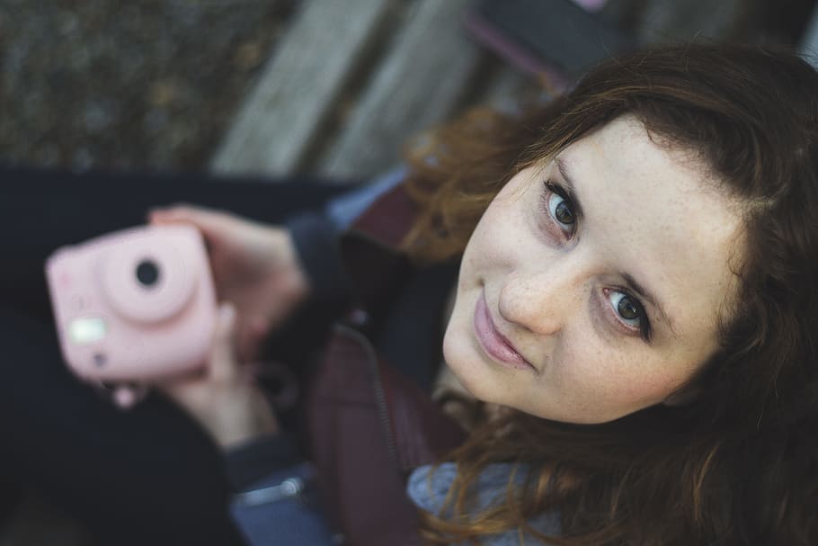 dona, portar, marró, jaqueta de pell, celebració, rosa, càmera, càmera instax, dones, càmera - equip fotogràfic, gent, una persona, a l'aire lliure, femelles, ètnia caucàsica, fotografiar, adult jove, adult, bonic, fotògraf, estils de vida, bellesa, dones joves, tirada al cap, mirant la càmera, retrat, somrient, persones reals, activitat d'oci, pentinat, centrar-se en primer pla, cabell, a l'interior, dona guapa, 8K
