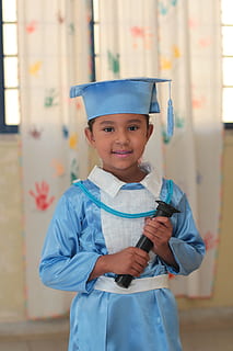 recuerdos, colegio, beca, mirando a la cámara, infancia, solo niños, solo un niño, retrato, niño, muchachos, una persona, vista frontal, sonriente, machos, inocencia, tres cuartos de longitud, gente real, hombres, en pie, linda, centrarse en primer plano, participación, adentro, actividad de ocio, 5K, CC0, dominio público, libre de derechos