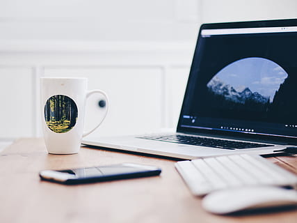 vendt, macbook, pro, bærbar, computer, teknologi, tastatur, mus, iphone, mobil, smartphone, kontor, skrivebord, bord, trådløs teknologi, forbindelse, meddelelse, indendørs, stilleben, ingen mennesker, møbel, bærbar informationsenhed, computerudstyr, selektiv fokusering, forretning, pen, dag, internet, computer tastatur, 4K, CC0, offentligt domæne, royaltyfrie