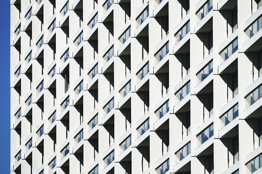 edifici de formigó blanc, textura, arquitectura, interior, casa, paret, construcció, blanc, apartament, pis, patró, marc complet, fons, en fila, color negre, modern, estructura construïda, cap gent, primer pla, dia, repetició, exterior de l'edifici, disseny, vista d’angle baix, Color blanc, forma geomètrica, forma, a l'aire lliure, resum, edifici, exterior d’edifici d’oficines, Criss cross, arquitectura i art, 5K