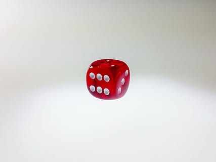 cub, vermell, sort, jugar, joc, daus, casino, oportunitat, risc, jocs d’oci, las vegas - nevada, guanyar, cultura i entreteniment artístic, nombre, tir de l'estudi, activitat d'oci, relaxació, a l'interior, forma de cub, primer pla, cap gent, dos objectes, còpia espai, diversió, èxit, joc d'atzar, vida nocturna, 4K