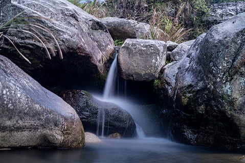 stream, paparan panjang, batu, air, batu - benda, air terjun, air mengalir, gerakan, scenics - alam, padat, keindahan di alam, gerakan kabur, tidak ada orang, alam, pohon, tanah, mengalir, hutan, lingkungan Hidup, hari, di luar rumah, aliran - air yang mengalir, kekuatan di alam, air jatuh, terkikis, 5K, CC0, domain publik, bebas royalti