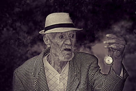 foto in scala di grigi, uomo, detenzione, tasca, orologio, vecchio, tempo, paura, vecchiaia, ritratto, adulto senior, cappello, adulto, colpo alla testa, uomini anziani, girato in studio, una persona, guardando la fotocamera, uomini, capi di abbigliamento, in casa, maschi, peli del viso, sfondo nero, rugoso, fumo - struttura fisica, capelli bianchi, 4K, CC0, dominio pubblico, privo di copyright
