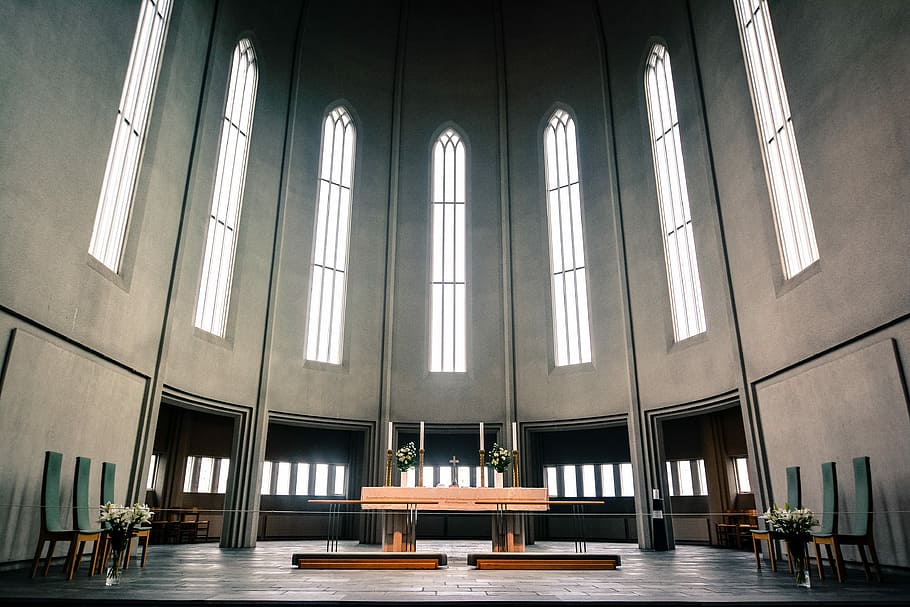 Moschee Interieur, leeres Kirchenmittelstück, Kirche, Innen-, Innerhalb, Fenster, Stuhl, die Architektur, gebaute Struktur, drinnen, Religion, Spiritualität, Glauben, Anbetungsstätte, Sitz, Gebäude, Bank, keine Leute, Ruhe, Tag, Holz - Material, Flachwinkelansicht, 4K