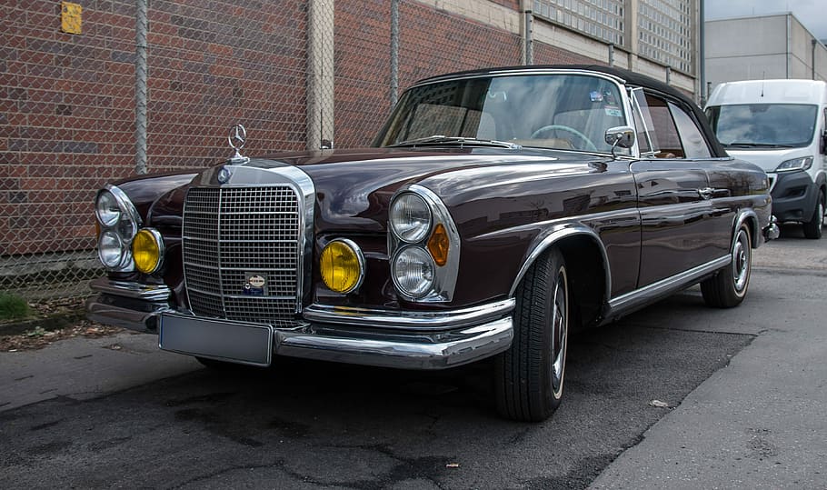 automàtic, mercedes, sistema de transport, vehicle, oldtimer, automoció, clàssic, crom, punt de mira, cabriolet, cotxe, w111, manera de transport, automòbil, transport, vehicle terrestre, estil retro, cotxe d'època, metall, faro, carrer, estacionari, arquitectura, ciutat, dia, exterior de l'edifici, estructura construïda, a l'aire lliure, aparcament, para-xocs, color plata, aliatge, garatge, 4K