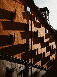 Marrone, calcestruzzo, costruzione, Aperto, finestre, grigio, ombra, finestra, parete, architettura, prospettiva, struttura costruita, esterno dell'edificio, luce del sole, Inquadratura dal basso, nessuno, giorno, natura, all'aperto, caratteristica della parete, industria, legno - materiale, cielo, tetto, industria di costruzioni, scala, modello, tegola, 2K, CC0, dominio pubblico, privo di copyright