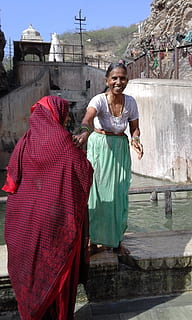 abe tempel, indien, badning, badeplads, traditionelle tøj, voksen, udendørs, kun kvinder, midt voksen, kun voksne, arkitektur, bygget struktur, bygning udvendig, en person, rigtige mennesker, dag, tøj, Kvinder, livsstil, forfra, stående, smilende, kigger på kameraet, afslappet tøj, fuld længde, lykke, by, 2K, CC0, offentligt domæne, royaltyfrie