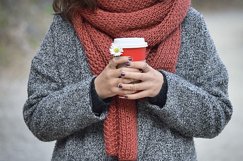 femme, portant, gris, veste, marron, écharpe, en portant, rouge, blanc, tasse, hiver, femmes, l'automne, en plein air, chandail, une personne, personnes, ethnie caucasienne, adulte, vêtement chaud, froid - température, les femelles, saison, la nature, pull cardigan, la laine, modes de vie, jeune adulte, thé - boisson chaude, café - boisson, température froide, en buvant, Vêtements, permanent, section médiane, Vrais gens, vue de face, Activité de loisir, boisson, rafraîchissement, 4K, CC0, domaine public, libre de droits